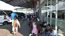Pemudik menunggu keberangkatan bus di Terminal Pulogebang, Jakarta, Selasa (28/5/2019). Memasuki H-8 Lebaran, tercatat hingga sore ini jumlah penumpang yang akan berangkat dari Terminal Pulogebang menuju kota di Jawa Tengah, Barat, Timur, dan Sumatera 4.488 orang. (merdeka.com/Iqbal S. Nugroho)