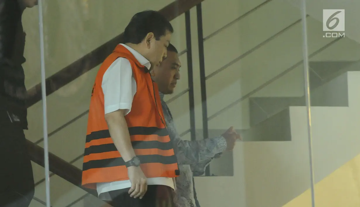 Tersangka dugaan korupsi pengadaan e-KTP, Setya Novanto menuruni tangga gedung KPK, Jakarta, Rabu (6/12). KPK menyatakan, berkas perkara SN lengkap dan segera dilakukan pelimpahan dari penyidikan ke penuntutan. (Liputan6.com/Helmi Fithriansyah)