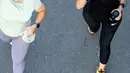 Najwa Shihab selalu antusias saat jogging. Kesadaran akan kesehatan dengan tubuh terus bergerak dan berolahraga membuat Najwa Shihab selalu meluangkan waktu untuk jogging di kala senggang. Kini waktu santainya hampir pasti dipakai jogging oleh perempuan kelahiran Makassar. (Liputan6.com/IG/@najwashihab)