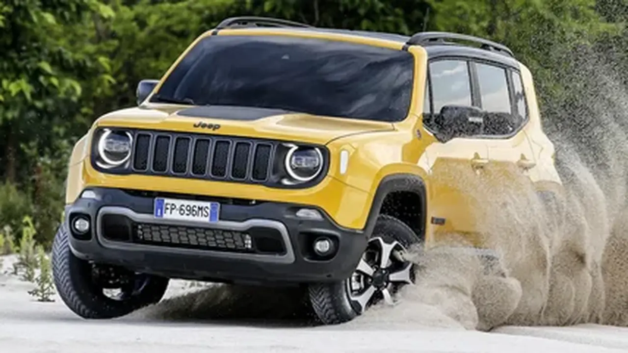 Aksi Tangguh Jeep Renegade Melibas Jalur Off-Road Berpasir