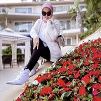 Mengenakan kerudung soft pink, Syahrini memadukannya dengan cardigan dan inner putih yang serasi dengan sepatu putih Pradanya. Legging hitam pun dipilih sebagai bawahannya. (@princessyahrini)