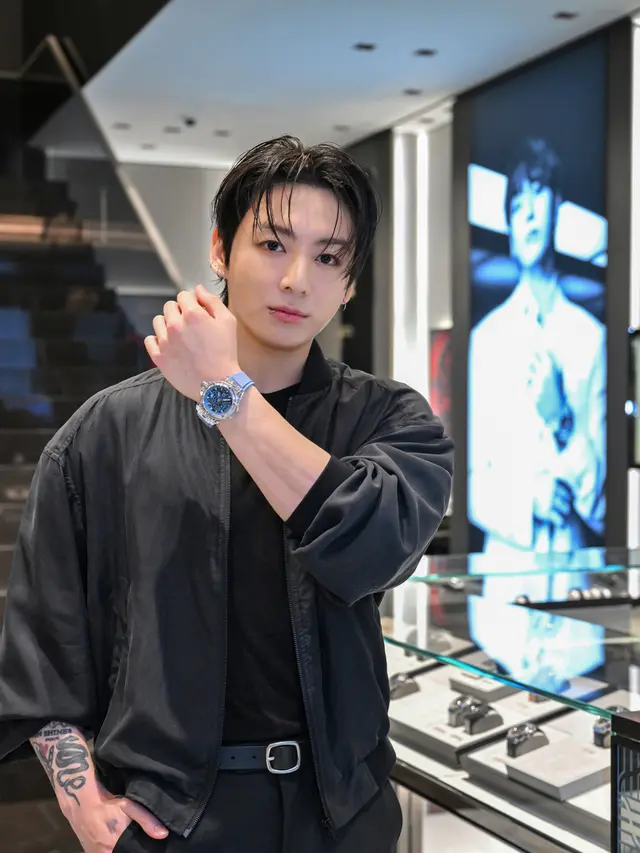 Jung Kook BTS Tampil Stylish di Butik Hublot Jepang, Padukan Setelan Cokelat dan Gaya Serba Hitam