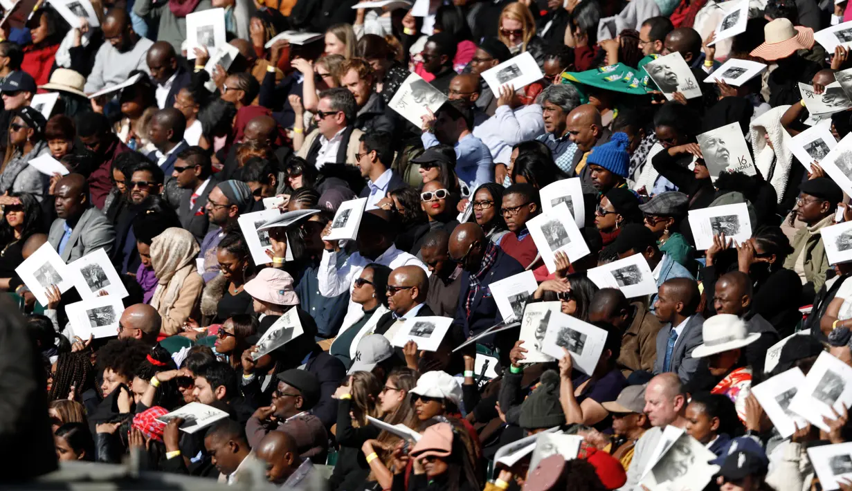 Penonton mendengarkan mantan presiden AS Barack Obama berbicara dalam Kuliah Tahunan Nelson Mandela ke-16 di Wanderers Stadium, Johannesburg, Afrika Selatan, Selasa (17/7). Nelson Mandela dikenal sebagai tokoh antiapartheid. (GIANLUIGI GUERCIA/AFP)