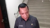 Sekretaris DPRD Riau yang juga mantan Pj Wali Kota Pekanbaru usai diperiksa Polda Riau terkait SPPD fiktif. (Liputan6.com/M Syukur)