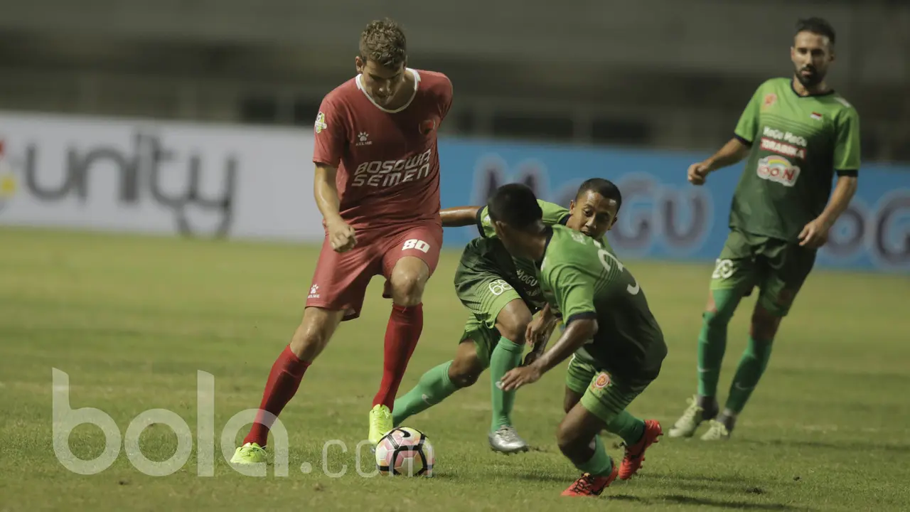 Pemain PSM Makassar, Willem Jan Pluim, berusaha melewati beberapa pemain PS TNI pada laga Liga 1 Indonesia di Stadion Pakansari, Bogor (15/05/2017). PS TNI menang 2-1. (Bola.com/M Iqbal Ichsan)