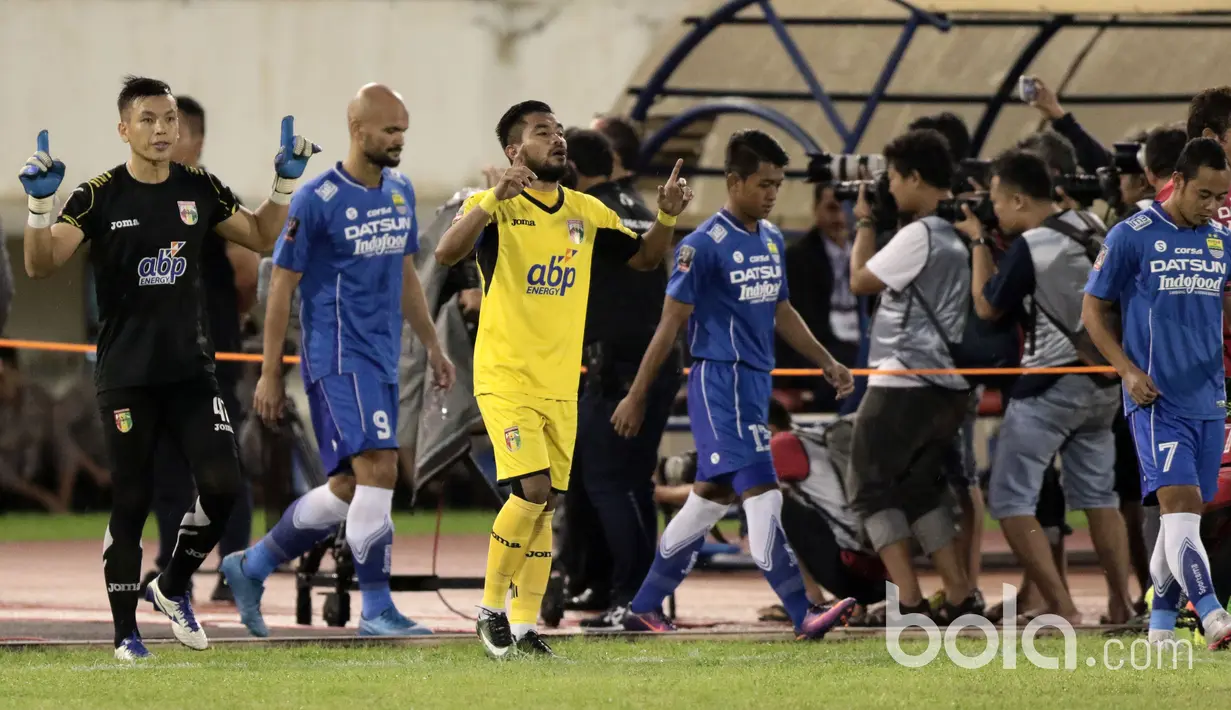 Zulham Zamrun menjadi kapten Mitra Kukar setelah Bayu Pradana absen karena cedera saat melawan Persib Bandung pada babak 8 besar Piala Presiden 2017 di Stadion Manahan, Solo, Sabtu (25/2/2017).  (Bola.com/Nicklas Hanoatubun)