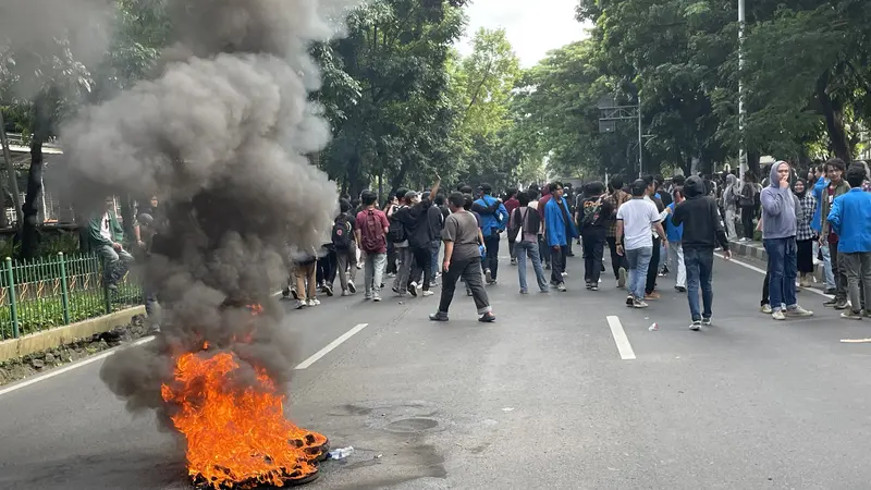 Ratusan Mahasiswa Universitas Pancasila blokade ruas Jalan Raya Lenteng Agung, Jakarta Selatan pada Selasa (27/2/2024) sore.