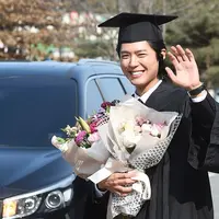 Park Bo Gum merupakan salah satu dari artis Korea yang baik hati. Baru-baru ini, ia terlihat menolong seorang nenek di acara wisudanya. (Foto: Soompi.com)