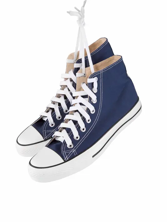 3. Casual Sneakers. Siapa yang suka pakai sepatu ini? Sneakers menjadi sepatu yang banyak digemari oleh semua orang karena modelnya yang simple dan bisa di mix & match dengan fashion item apa saja. Kamu bisa padukan sneakers dengan jeans atau dress. / copyright shutterstock