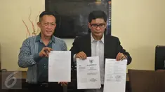 Wakil Sekjen DPP PPP hasil Muktamar Jakarta, Ahmad Bay Lubis (kanan) didampingi kuasa hukumnya menunjukkan laporan terhadap ketua umumnya Djan Faridz ke Bareskrim Mabes Polri, dalam jumpa pers di Jakarta, Kamis (24/3). (Liputan6.com/Johan Tallo)