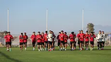 Sejumlah pemain Timnas Indonesia melakukan pemanasan dengan berlari kecil dalam sesi latihan sore hari di Turki, Kamis (28/12/2023). Jordi Amat yang sebelumnya tengah melakukan perawatan pemulihan cedera kini telah hadir dan ikut latihan bersama. (Dok. PSSI)