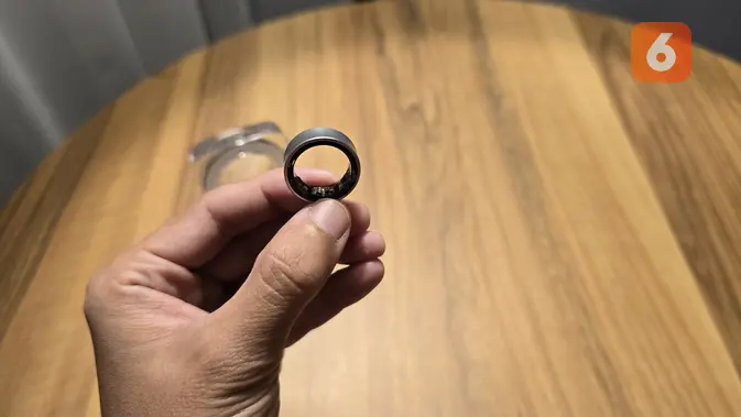 <p>Terdapat logo Samsung di dalam Galaxy Ring berikut sensor yang bisa melacak berbagai metrik kesehatan lewat sentuhan sensor dengan kulit jari. (Liputan6.com/ Agustin Setyo Wardani)</p>