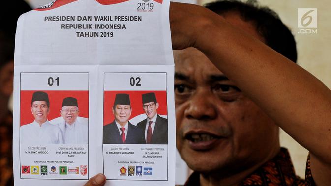 Petugas KPPS menunjukkan surat suara Pilpres 2019 saat penghitungan di TPS 02 Selong, Kebayoran Baru, Jakarta Selatan, Rabu (17/4). Dari hasil hitung surat suara, Jokowi-Ma'ruf menang dengan perolehan 133 suara di TPS ini. (Liputan6.com/JohanTallo)