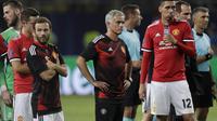 Pelatih Manchester United, Jose Mourinho, tampak termenung usai gagal meraih trofi Piala Super Eropa 2017 di Stadion Philip II Arena, Skopje, Selasa (8/8/2017). Manchester United takluk 1-2 dari Real Madrid. (AP/Thanassis Stavrakis)