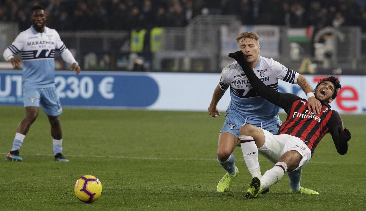Penyerang SS LAzio, Ciro Immobile hentikan pergerakan Lucas Paqueta pada laga semifinal Coppa Italia yang berlangsung di stadion Olimpico, Roma, Rabu (27/2). AC Milan bermain imbang 0-0 kontra SS Lazio. (AP Newsroom)