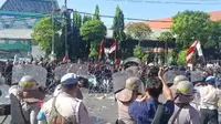 Demo Kawal Putusan MK di depan DPRD Jatim. (Dian Kurniawan/Liputan6.com)