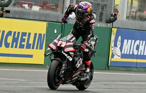 Pembalap Aprilia Racing Team, Jorge Martin, berhasil meraih podium juara di MotoGP Prancis musim ini yang berlangsung di Sirkuit Bugatti, Le Mans, Minggu (10/05/2026) malam WIB. (AFP/Loic VENANCE)