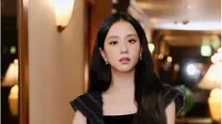 Detail gaun hitam yang digunakan oleh Jisoo ini pun membuat penampilannya semakin terlihat memesona. Bahkan, tak sedikit netizen yang memuji penampilan Jisoo melalui unggahan di akun Instagram pribadinya. (Liputan6.com/IG/@yg_stage)