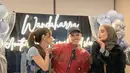 Zaskia Sungkar mengenakan denim hitam dari atasan denim lengan panjang dipadukan celana panjang senada. Serta kerudung coklat senada dengan tas Hermesnya. [@gladys_kit]