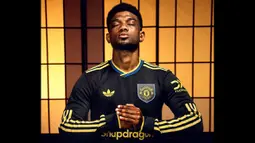 Jersey tersebut mengingatkan pada insiden tendangan 'kung fu' Eric Cantona kepada salah seorang fans Crystal Palace pada 1995. (@ManUtd)