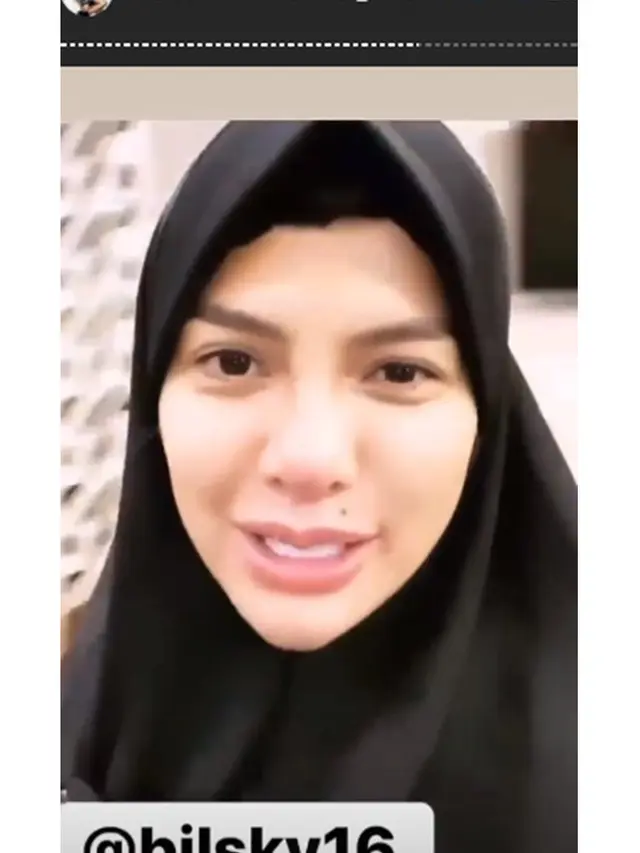 6 Potret Nikita Mirzani Umrah, Pertama Kali Ajak sang Anak