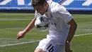 Mateo Kovacic beraksi dengan bola saat saat sesi pemotretan di Stadion Santiago Bernabeu, Madrid ,Spanyol, (19/8/2015). Pemain Timnas Korasia ini mengenakan nomer puggung 16 di Real Madrid. (REUTERS/Juan Medina)