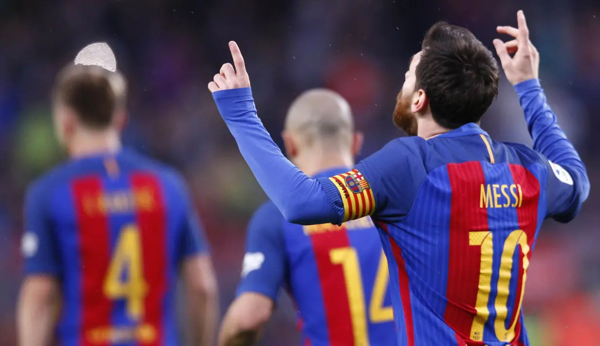Bintang Barcelona, Lionel Messi, merayakan gol yang dicetaknya ke gawang Osasuna  pada laga La Liga di Stadion Camp Nou, Barcelona, Rabu (26/4/2017). Barcelona menang 7-1 atas Osasuna. (AP/Manu Fernandez)