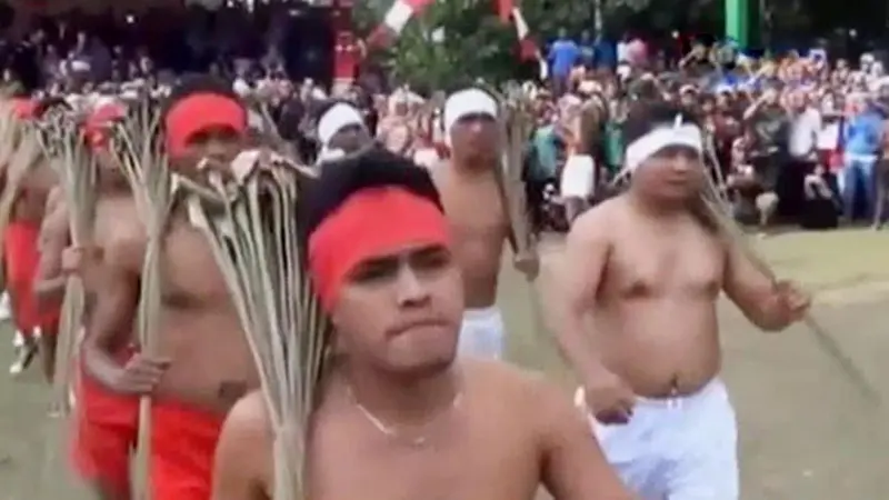 Tradisi Pukul Sapu, Cara Unik Rayakan Syawalan di Maluku