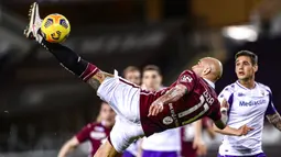 Pemain Torino Simone Zaza (tengah) beraksi saat melawan Fiorentina pada pertandingan Liga Italia di Olympic Stadium, Turin, Italia, Jumat (29/1/2021). Bermain dengan sembilan pemain, Fiorentina berhasil menahan imbang Torino 1-1. (Fabio Ferrari/LaPresse via AP)