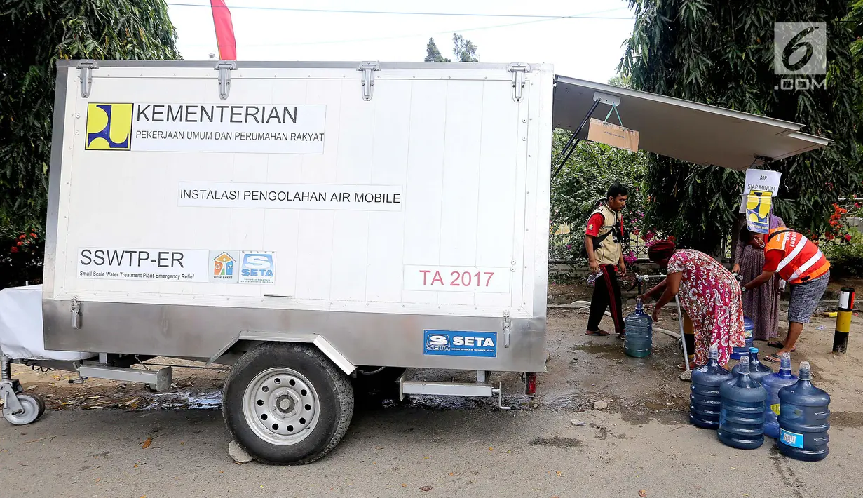 Sebuah mobil instalasi pengolahan air Kementerian PUPR mendistribusikan air untuk kebutuhan pengungsi korban gempa dan tsunami Palu di halaman kantor Wali Kota Palu, Sulawesi Tengah, Senin (8/10). (Liputan6.com/Fery Pradolo)