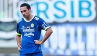 Pemain Persib Bandung, Ezra Walian, tampak kecewa setelah ditaklukkan Persik Kediri pada laga BRI Liga 1 2022/2023 di Stadion Pakansari, Bogor, Rabu (8/3/2023). (Bola.com/M Iqbal Ichsan)