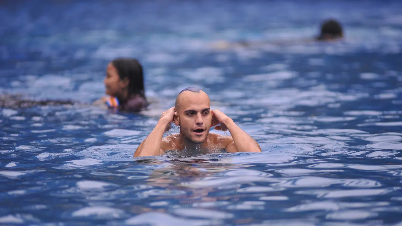 Pemain Arema, Francisco Insa, saat bersantai di kolam renang