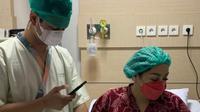 Ditemani keluarga, Nagita Slavina melahirkan lewat proses caesar. (Sumber: Instagram/rans.entertainment)