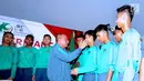 Ketua Umum PSSI, Edy Rahmayadi menyalami pemain Timnas Indonesia U-16 saat pelepasan di Lapangan Atang Sutresna, Jakarta, Rabu (13/9). Timnas U-16 akan berlaga pada kualifikasi Piala Asia U-16. (Liputan6.com/Helmi Fithriansyah)