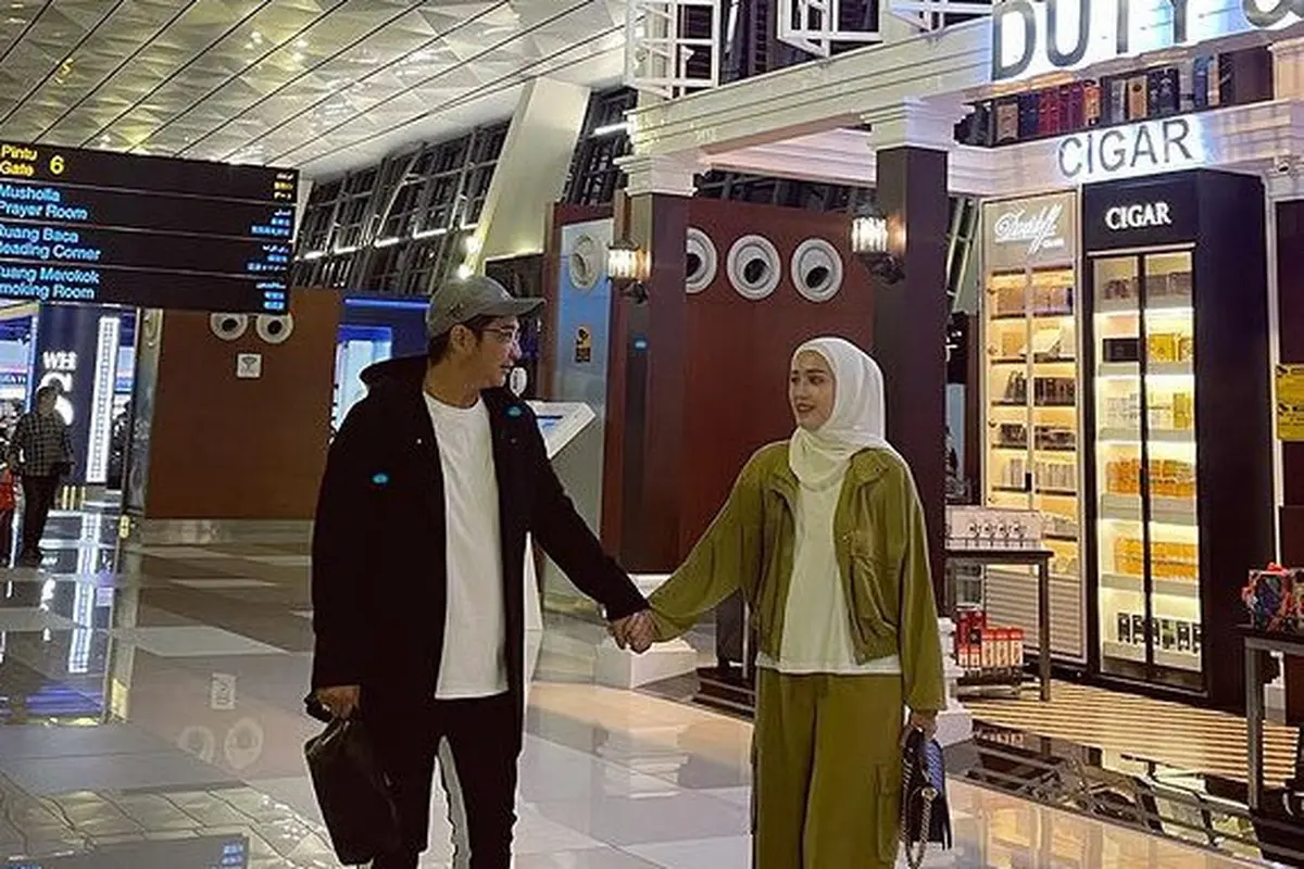 Gaya Adelia Pasha Liburan di Paris Bersama Suami saat Ramadan