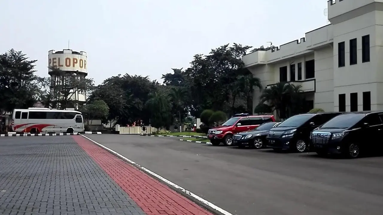 Bus yang mengangkut para pejabat Pemprov DKI di Mako Brimob 