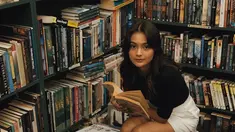 Memakai gaya pakaian kasual, Amanda Rawles selalu tampil mencuri perhatian. Ia kerap mengenakan pakaian comfy saat membaca buku. Baik di perpustakaan maupun saat sedang bersantai. (Liputan6.com/IG/@amandarawles)
