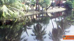 Citizen6, Jakarta: Kondisi sungai di Jakarta Utara di Jalan Gedong Panjang dekat Pasar Ikan sangat memprihatinkan. Air sungai berwarna hitam pekat, berbau serta banyak sampah yang menggenang. (Pengirim: Teguh Ardiyanto)