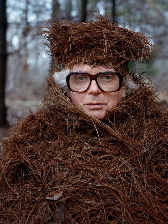 Lansia Dirias Ranting dan Dahan Kering