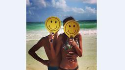 Valentino Rossi berlibur bersama sang kekasih yang seorang model, Linda Morselli, di salah satu pantai di Meksiko. (Facebook)