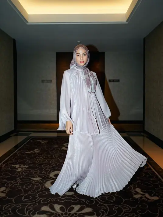 Loose blouse dengan aksen pleats yang cantik nan elegan untuk lebaran. Timeless juga nih untuk keseharian! [@ninazatulini22]