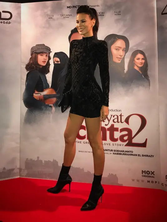 Tentu saja keindahan badan Sophia Latjuba ini tidak dapat secara instan. Seperti diketahui, ibu Eva Celia ini rajin berolahraga. (Foto: instagram.com/sophia_latjuba88)