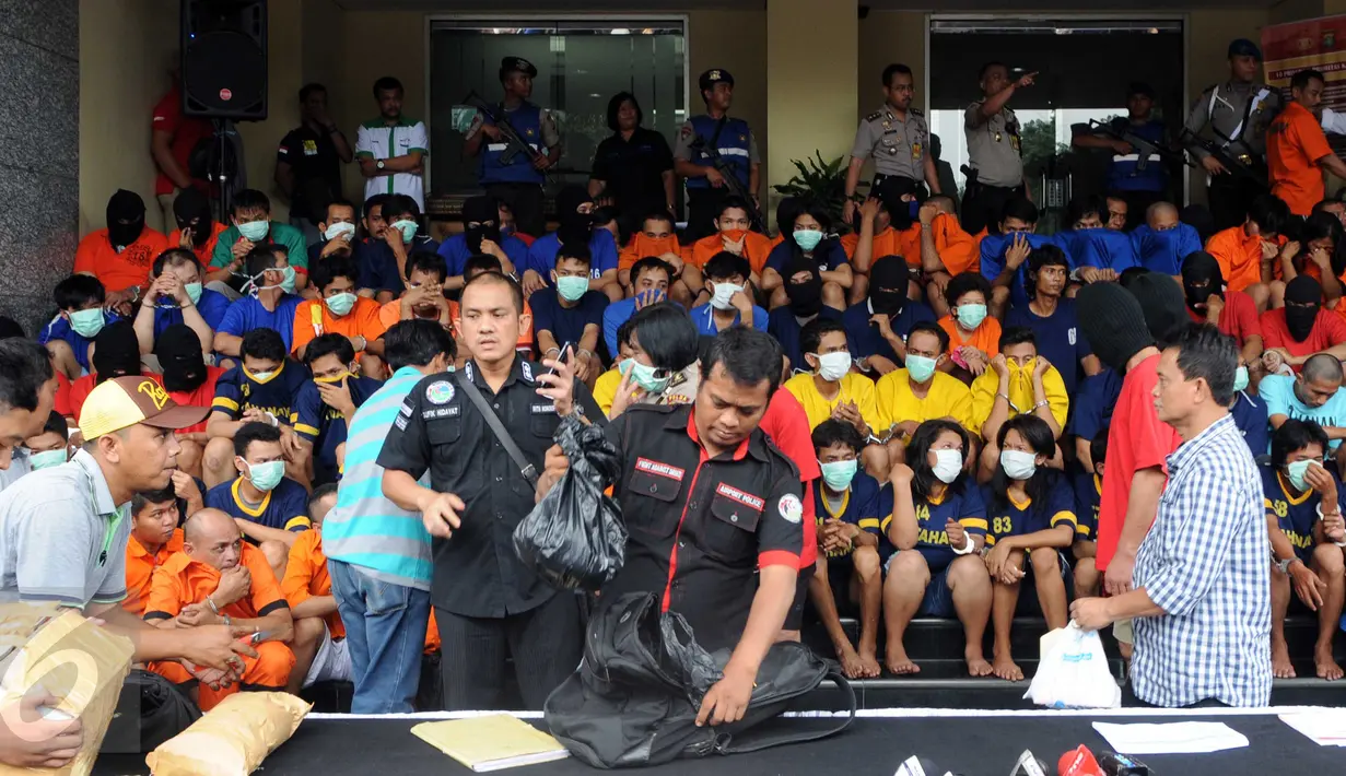 Petugas Ditresnarkoba Polda Metro Jaya saat akan merilis barang bukti narkoba dan senjata di Polda Metro Jaya, Jakarta, (2/2). Jajaran kepolisian mengamankan 135 orang tersangka, Di antaranya terdapat 5 orang WNA. (Liputan6.com/Helmi Afandi)
