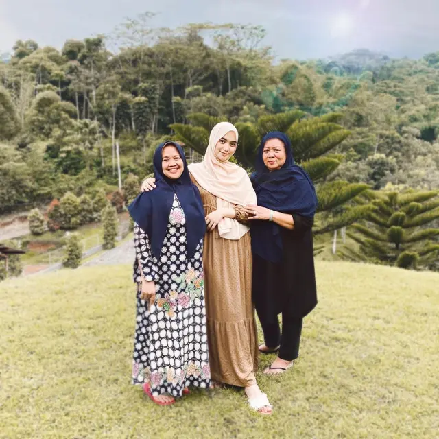 Potret 6 Artis Bareng Ibunda dan Mama Mertua, Kompak Bak Kakak Adik