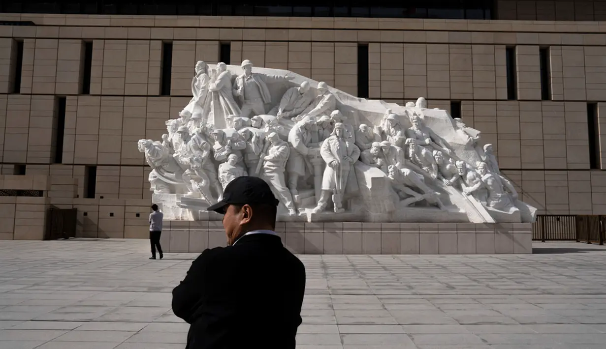Pada 5 Mei 2021, setelah hampir seribu hari pembangunan, Museum Partai Komunis China resmi selesai dibangun. Detail museum penuh dengan konotasi bersejarah. Museum ini berbentuk huruf China, "Gong", yang terlihat seperti huruf "H" horizontal. (AP Photo/Louise Delmotte)