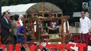 Presiden Joko Widodo melihat proses penenunan kain di Festival Sarung Indonesia 2019, Plaza Tenggara Kompleks GBK, Jakarta, Minggu (3/3). Festival ini untuk menghidupkan kesadaran generasi muda akan kekayaan budaya. (Liputan6.com/Helmi Fithriansyah)