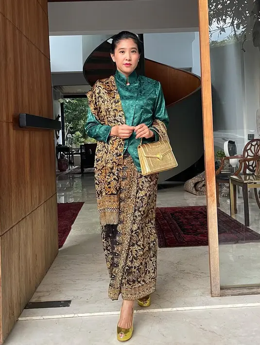 Dipadukan dengan kain Batik sebagai loose wrapped skirt dan selendang bahu berwarna cokelat hitam [@oliviazallianty]