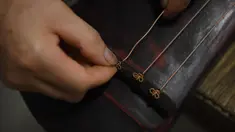 Ma Yuesi (kiri) membuat Guqin, alat musik tradisional China, di kediamannya di Desa Yalan, Distrik Yuhang, Hangzhou, Provinsi Zhejiang, China pada 30 Juni 2020. Selama bertahun-tahun, sebagai pewaris warisan budaya takbenda, Ma tak pernah berhenti meningkatkan keterampilannya. (Xinhua/Weng Xinyang)