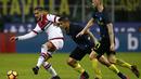 Perebutan bola antara pemain Inter Milan dan Crotone dalam laga pekan ke-12 Serie A 2016-2017, di Stadion Giuseppe Meazza, Minggu (6/11/2016). (AFP/Marco Bertorello)