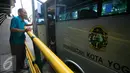Petugas saat akan menutup pintu bus shelter yang melintasi Jl. Malioboro, Yogyakarta, Selasa (5/4). Bus digunakan untuk mengangkut pejalan kaki yang memarkir kendaraan di Taman Parkir Abu Bakar Ali.  (Liputan6.com/Boy Harjanto)